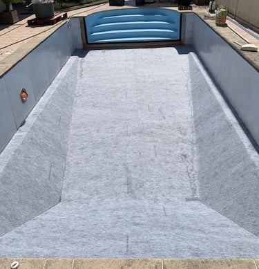 Pose du feutre sous le liner pour une piscine rénovée en Nouvelle Aquitaine
