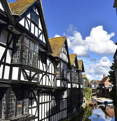 Maisons style Tudor sur la rivière Great Stour et des petites barques en bois vides