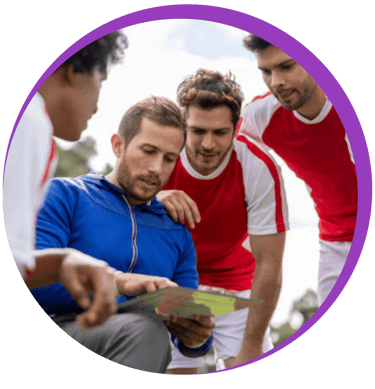 Un groupe d’hommes rassemblés autour d’un terrain de football.