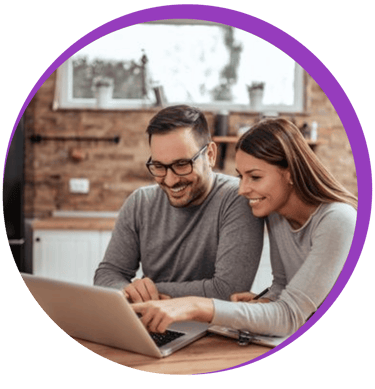 Un couple faisant une recherche sur l'ordinateur