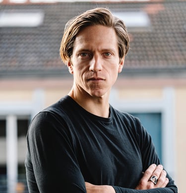 Portrait en extérieur homme blond qui croise les bras - book comédien - © Virginie Bouilhac