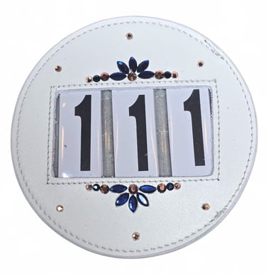 Startnummer van Moeders Mooiste Frontriemen met blauwe strass