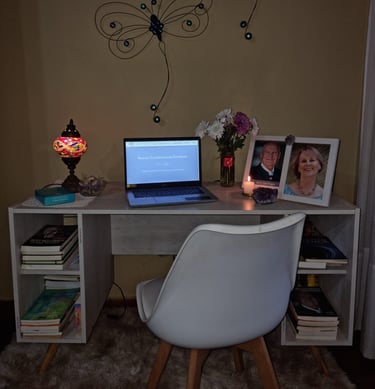 Escritorio con computadora y lugar de trabajo de Mariel Hilgert