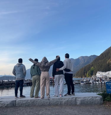 Familia unida que representa la unión y la responsabiliad entre  padres e hijos y su protección