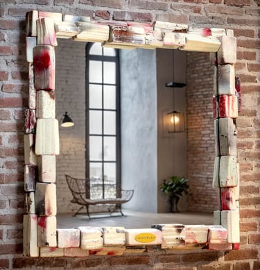Spiegel mit kunstvollem Rahmen aus weißen, roten und braunen Holzscheiten