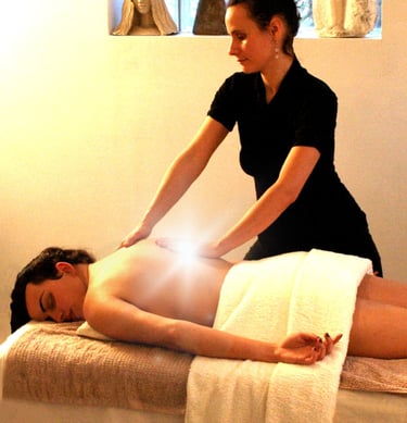 une praticienne de massage professionnelle fait un massage sur table, lumière blanche sous ses main 