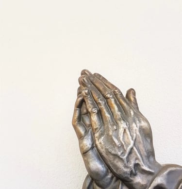 mains de statue qui prient