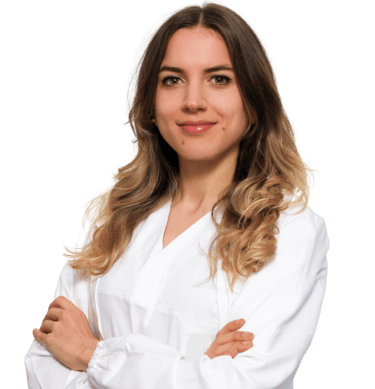 Giulia Scudier Nutrizionista sorridente in camice bianco