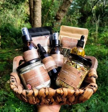 set de productos de shamana en un cesto de mimbre
