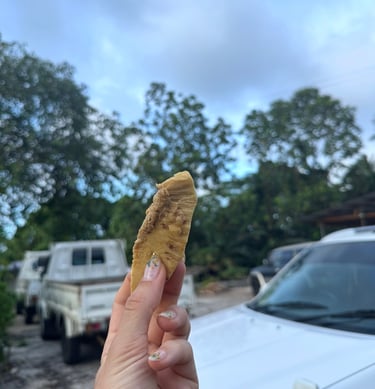 Sosteniendo un pan de fruta