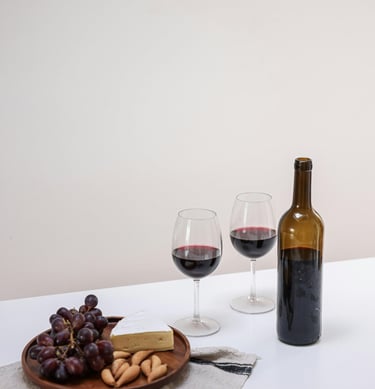 plateau de fromage accompagné d'une bouteille de vin rouge ouverte