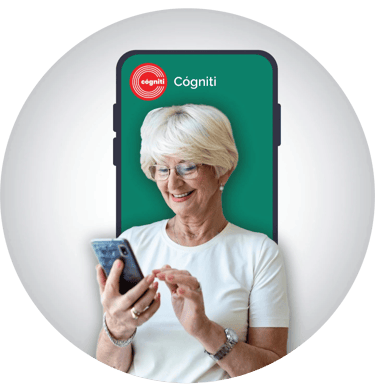 mujer senior de pelo corto mirando su móvil en un fondo de pantalla