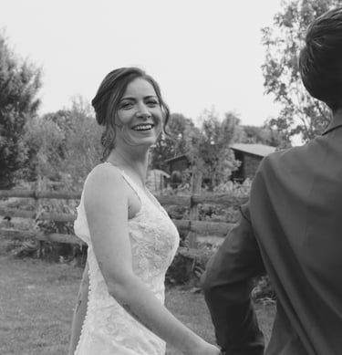 Mariés se tenant la main dans un jardin lors de leur séance vidéo de mariage