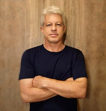 fotografia dan engelhart: homem sorrindo braços cruzados