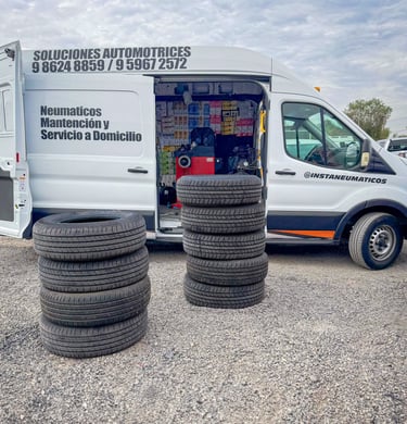 Furgoneta de Instaneumáticos realizando trabajo de instalación de neumáticos