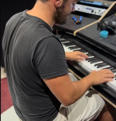 sidoine enregistre du piano pour le nouvel EP de watchers band