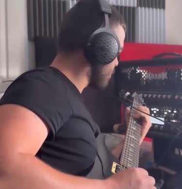 Sidoine enregistre la guitare pour le nouvel ep de watchers band