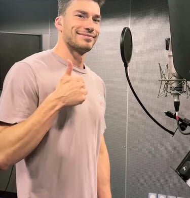 Alex enregistre les voix pour le nouvel EP de watchers band