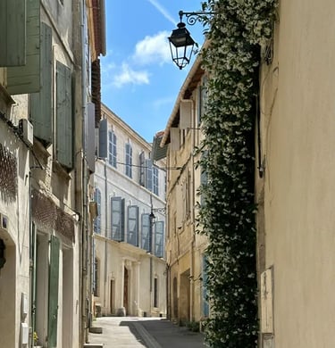 rue ensoleillée de saint-rémy-de-provence