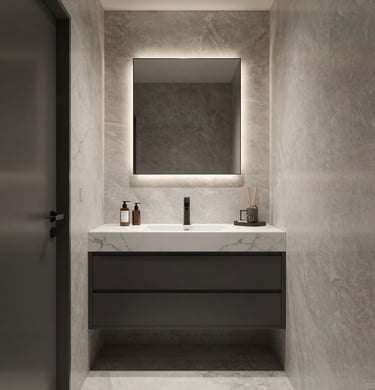 Baño moderno de lujo con espejo circular retroiluminado, azulejos de mármol en las paredes y ducha a