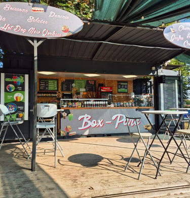 lieu de restauration rapide en plein air proposant des encas, une terrasse et des tables de bistro