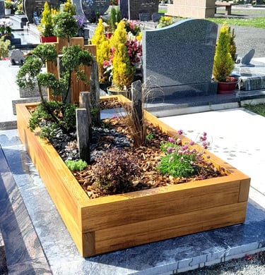 Jardinière funéraire haute en bois massif avec un bonsaï taillé en nuage, etdes monolithes d'ardoise