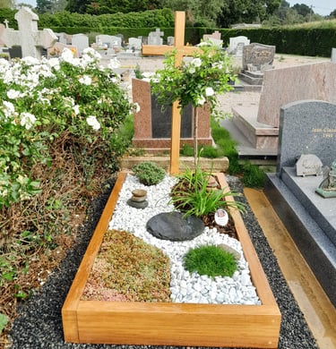 Sépulture naturelle avec cadre en bois, croix en bois et aménagement paysager jardin japonais