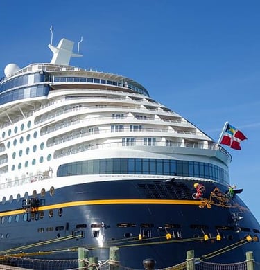 disney destiny barco temático de disney cruise line navegando en el océano