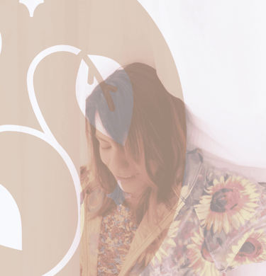 Mujer sonriente con una chaqueta con estampado de girasoles 