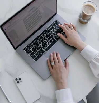 DHM Agencyn verkkosivusuunnittelija työskentelee modernilla läppärillä – räätälöityjä verkkosivuja j