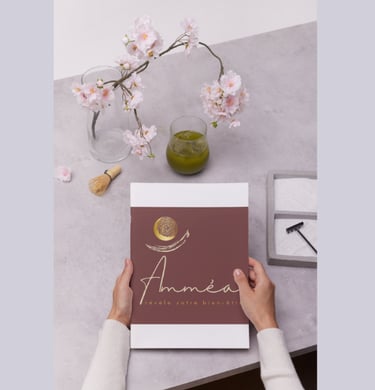 Logo réalisé par fovassist mis en valeur sur un format A4 tenu par une personne