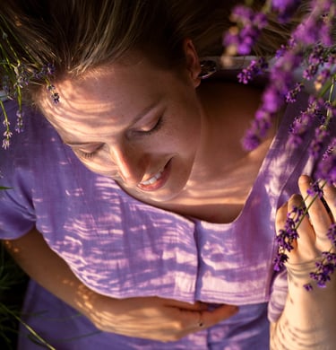 Mujer con flores de lavanda