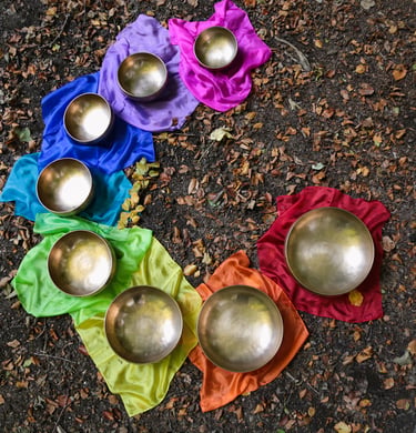 Bols chantants planétaires et leurs couleurs correpondantes en pleine nature