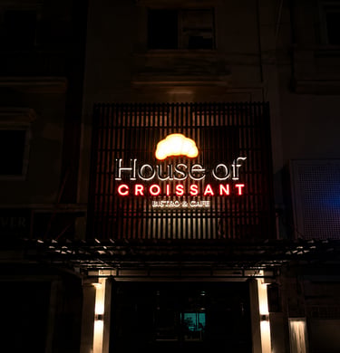 Signage fasad ruko neon box dan huruf timbul akrilik menyala untuk House of Croissant Tangerang AFL
