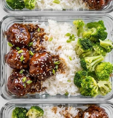 Meal prepped food with glass tupperware including broccoli, rice and bbq chicken