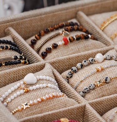 Pulseras artesanales con cuentas, dijes dorados y cuarzos naturales