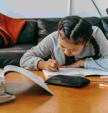 Image d'une adolescente ou étudiante qui pourrait bénéficier d'un suivi de graphopédagogie.