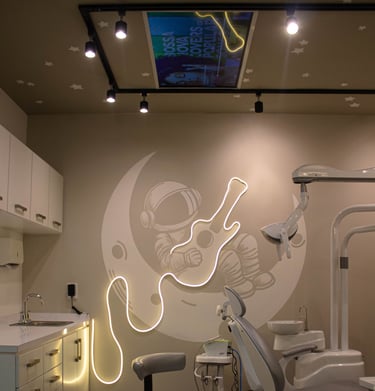 Clínica dental en Tepic con sillón y pantalla para atención cómoda en Sonrilandia.