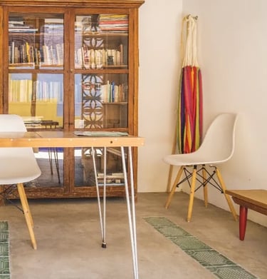 casabela area de trabajo, escritorio, silla comoda blanca, un librero antiguo