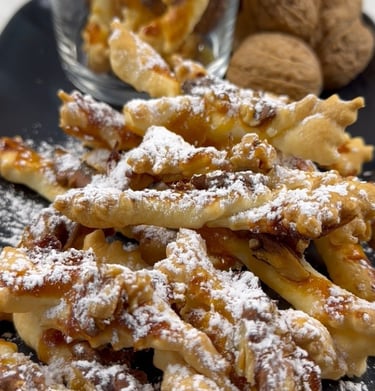 Biscottini di pasta sfoglia con marmellata e noci