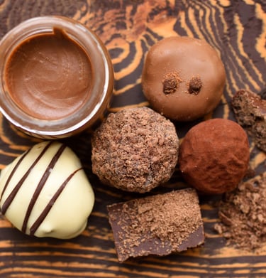 Postres de chocolate con rayadura de cacao natural