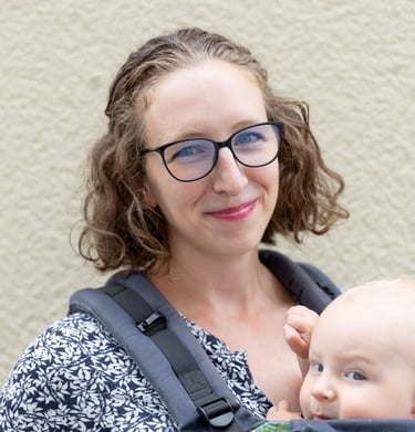 Elementarpädagogin mit dem Baby in der Trage lädt zur Babykursen in Wien ein