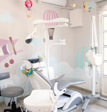 Consultorio dental infantil en Sonrilandia Tepic con sillón y decoración alegre