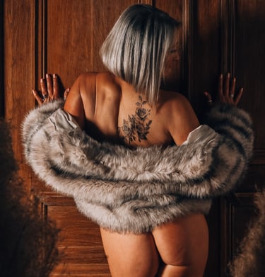 une femme avec un manteau de fourrure de dos