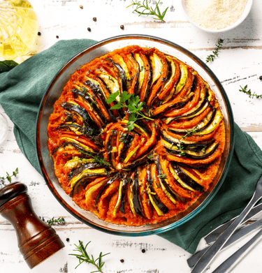 un plat de légumes avec des herbes sur une table