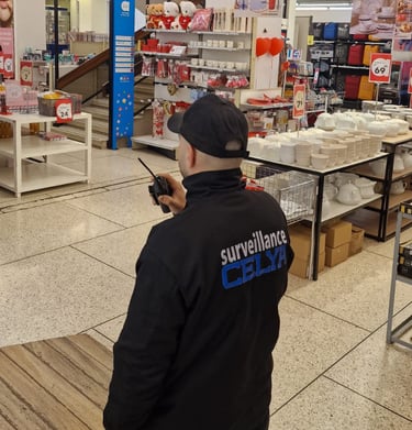 Un agent de sécurité assure la surveillance d’un magasin dans un mall à Casablanca