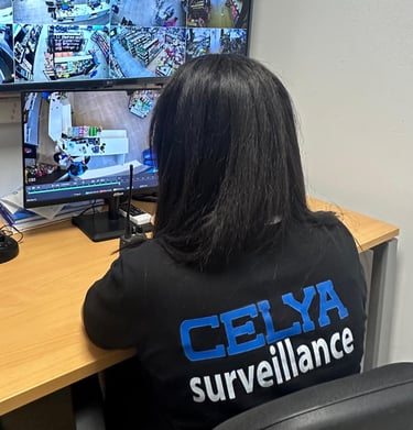 Agent de sécurité féminine surveillant les caméras dans un mall moderne