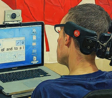 homem tendo autonomia parar mexer no computador com tecnologia assistiva