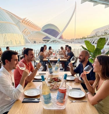 Copa de vino Cola de Gallo en la terraza del restaurante Contrapunto, Ciudad de les Arts.