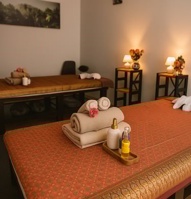 Massageraum bei Bai Pho Thai Massage in Zossen – zwei traditionelle Thaimassage-Liegen mit dekorativ